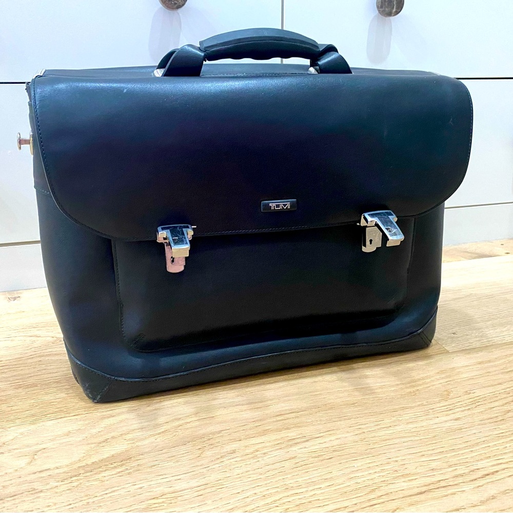 TUMI Black Leather Formula T Compartment Briefcase/Laptop Bag model 2952D